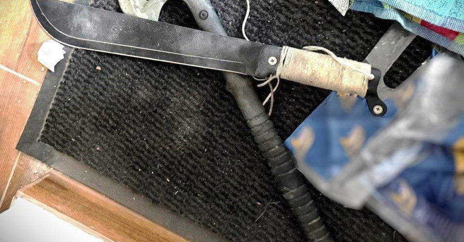 zdjęcie: Mężczyzna z maczetą zatrzymany po strzelaniu z wiatrówki / fot. KPP w Będzinie