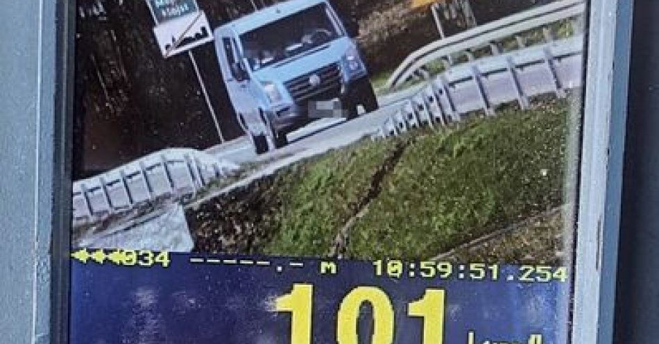 zdjęcie: 26-latek stracił uprawnienia za przekroczenie prędkości o 51 km/h, a 20-latek za przekroczenie prędkości w warunkach recydywy został ukarany mandatem / fot. KPP w Kartuzach