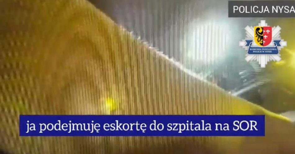 zdjęcie: Policyjna eskorta do szpitala / fot. KPP Nysa