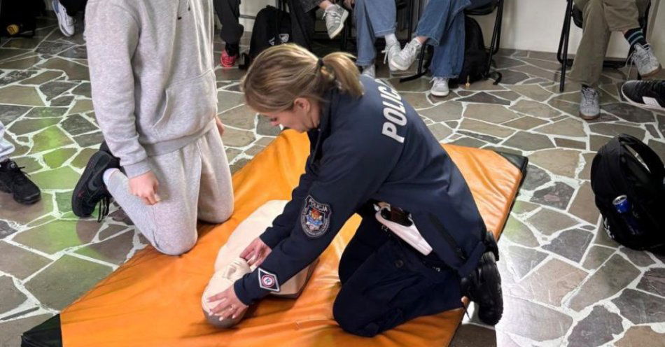 zdjęcie: Policjanci i ratownik uczą dzieci bezpiecznych zachowań / fot. KPP Opole Lubelskie