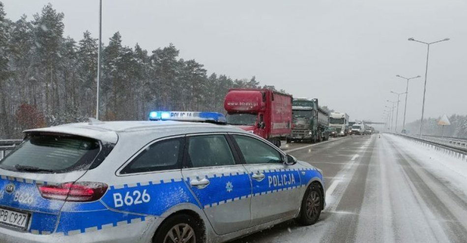 zdjęcie: AKTUALIZACJA. Zablokowana autostrada A4 w kierunku Wrocławia. Utrudnienia potrwają kilka godzin / fot. KPP w Bolesławcu