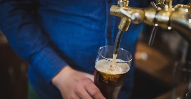 Napastnicy oblali barmana cuchnącą substancją