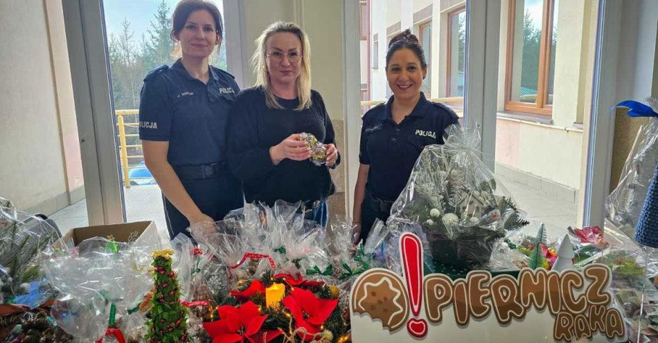 zdjęcie: Sokólscy policjanci wspierają walkę z rakiem piernikami / fot. KPP Sokółka