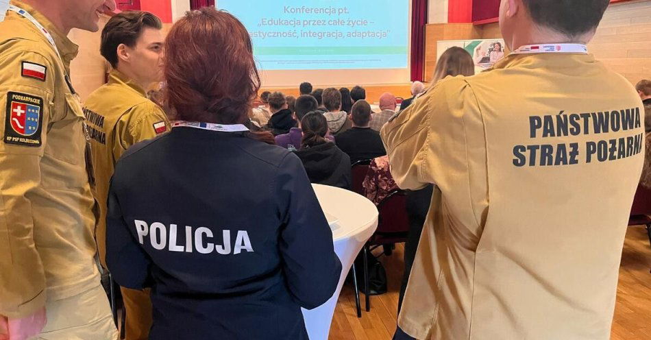 zdjęcie: Policjanci z Kolbuszowej promowali służbę na Targach Pracy i Edukacji / fot. KPP w Kolbuszowej