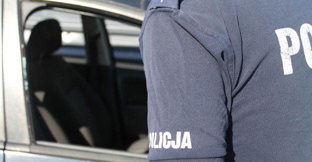 Policjanci wybili szybę w aucie, by dotrzeć do dziecka