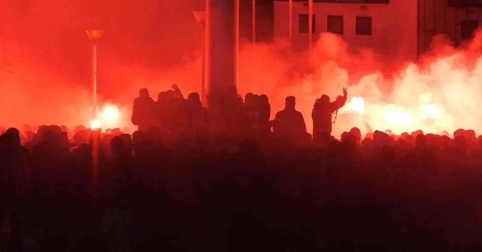 zdjęcie: KGP: do końca lipca zatrzymano 1020 osób powiązanych ze środowiskiem pseudokibiców / Warszawa, 13.03.2021. Kibice Legii Warszawa dopingują swoją drużynę przed stadionem na ulicy Łazienkowskiej w Warszawie podczas meczu 21. kolejki piłkarskiej Ekstraklasy z Wartą Poznań, 13 bm. (mm/awol) PAP/Mateusz Marek