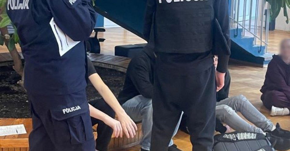 zdjęcie: Gdyńskie policjantki opowiadają ósmoklasistom o służbie / fot. KMP w Gdyni