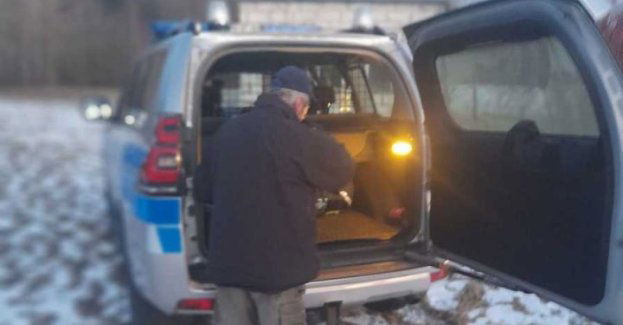 Mężczyzna przy minusowej temperaturze spał w pustostanie. Zareagowali dzielnicowi