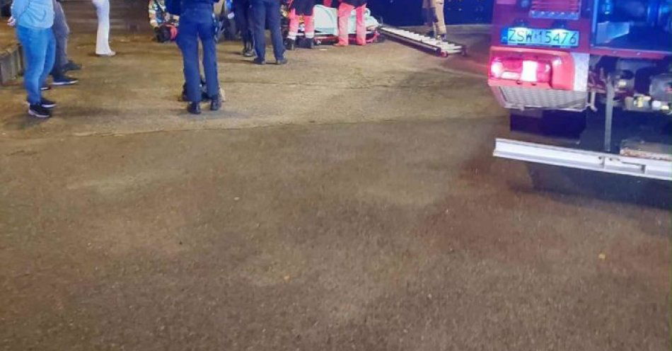 zdjęcie: Policjanci i strażacy uratowali kobietę z wody w Świnoujściu / fot. KMP w Świnoujściu