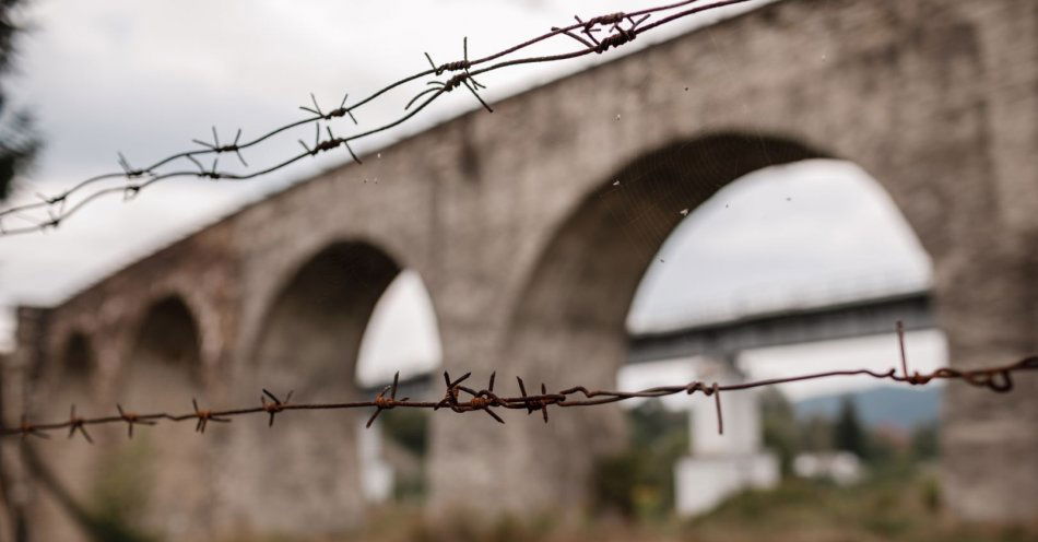 zdjęcie: Drut kolczasty i tory kolejowe kojarzą się z Tragedią Górnośląską / v25490839