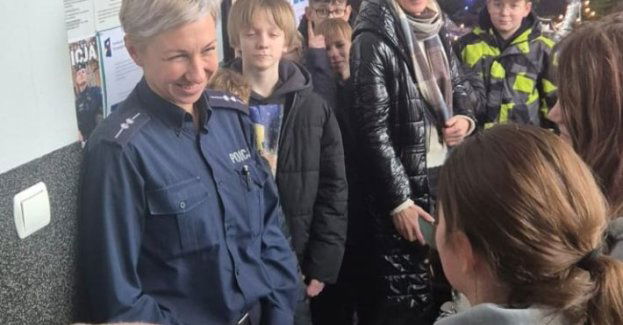 Uczniowie z Mogilna złożyli życzenia i stroik policji