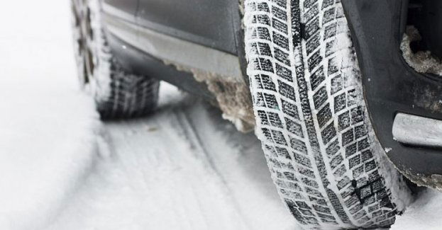 W warunkach zimowych opony letnie mogą wydłużyć drogę hamowania nawet o 30 proc.