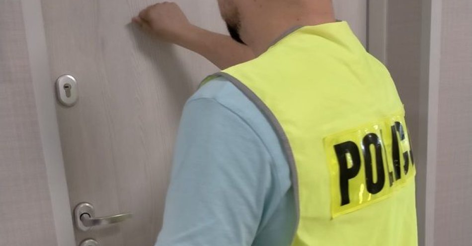 zdjęcie: Cztery dni leżała na podłodze. Starsza kobieta uratowana dzięki reakcji sąsiadki / fot. KPP w Pułtusku