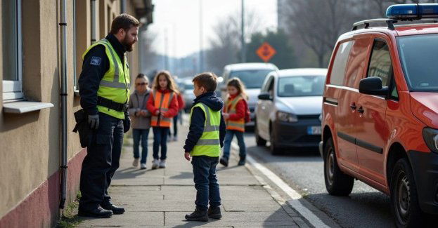 Sierżant Pyrek przypomniał zasady bezpieczeństwa dzieciom