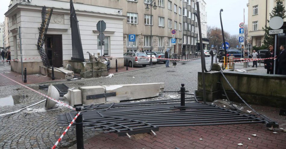 zdjęcie: Po czterech latach zniszczona, zabytkowa brama Kancelarii Prezydenta wróci na swoje miejsce / fot. PAP