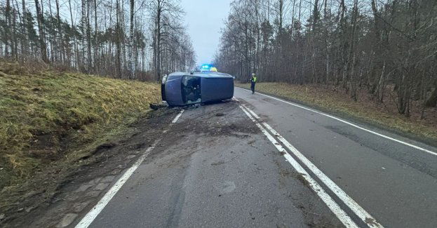 Kontrole drogowe i dachowanie w Rynie: policja apeluje o ostrożność