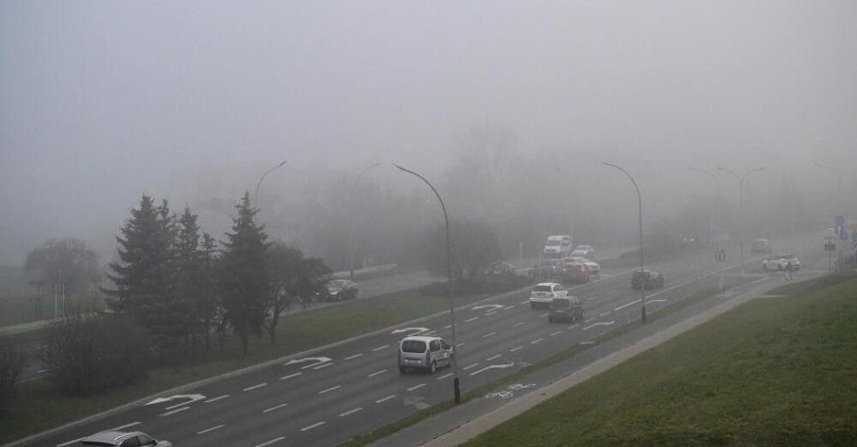 zdjęcie: Pochmurny przedświąteczny poniedziałek, lokalnie gęste mgły / Rzeszów, 20.2025. Gęsta mgła utrudnia ruch na ulicach Rzeszowa, 20 bm. PAP/Darek Delmanowicz
