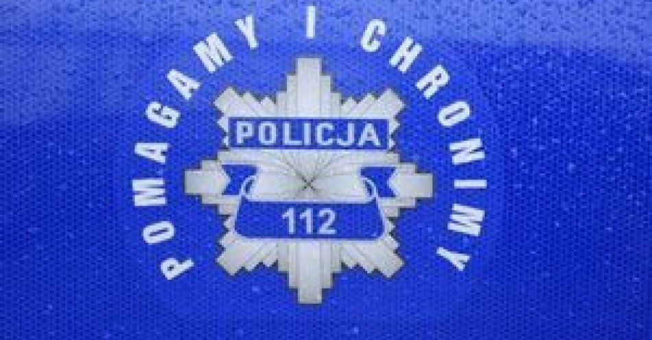 zdjęcie: Policjanci uratowali mężczyznę przy moście w Przemyślu / fot. KMP w Przemyślu