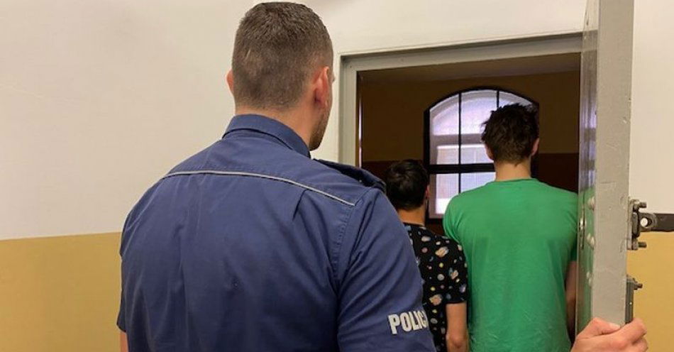 zdjęcie: Policjanci zatrzymali nastolatków, którzy zniszczyli elementy wyposażenia targowiska miejskiego / fot. KPP w Kwidzynie