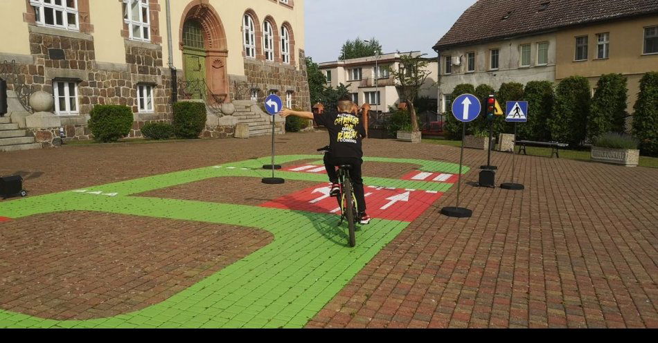 zdjęcie: Karta rowerowa - ważny dokument każdego młodego rowerzysty! / fot. KPP w Wałczu