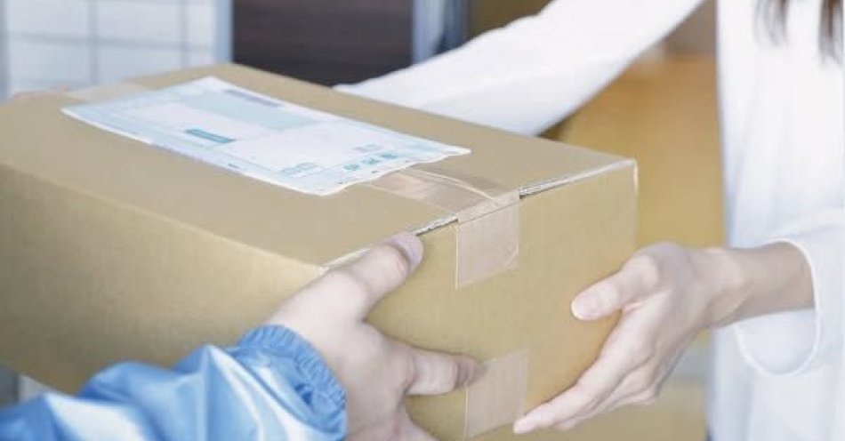 zdjęcie: Oszustwa na paczkę za pobraniem Sprawdź zanim zapłacisz / fot. KPP w Choszcznie Oszustwa „na paczkę za pobraniem”. Policja apeluje o ostrożność - sprawdzaj, zanim zapłacisz