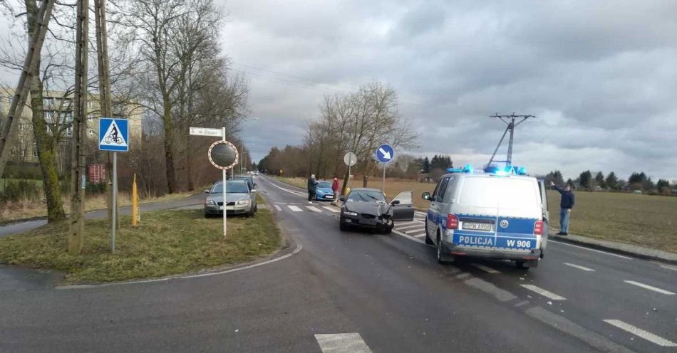 zdjęcie: Znak drogowy wyrósł mu przed maską samochodu / fot. KPP w Świdwinie