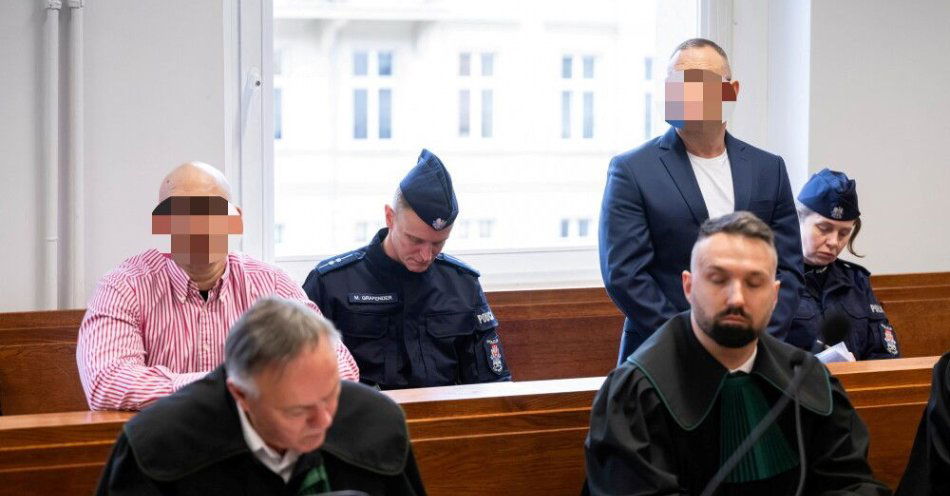 zdjęcie: Poznań: ruszył proces ws. zabójstwa sprzed niemal 30 lat; ciała Marka M. do dziś nie odnaleziono / Poznań, 18.11.2025. Oskarżeni Piotr Z. (L) i Maciej P. (2P) na sali w Sądu Okręgowego w Poznaniu, 18 bm. Rozpoczął się proces 51 - letniego Piotra Z. i 52 - letniego Macieja P. oskarżonych o dokonanie zabójstwa Marka M. w kompleksie leśnym w powiecie obornickim w 1998 roku. (aldg) PAP/Jakub Kaczmarczyk *** UWAGA!!! ZAKAZ PUBLIKACJI WIZERUNKU I DANYCH OSOBOWYCH OSKARŻONEGO! ***