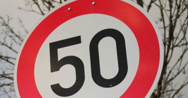Przekroczenie prędkości o 50 km/h w terenie zabudowanym to prosty sposób, aby stracić prawo jazdy