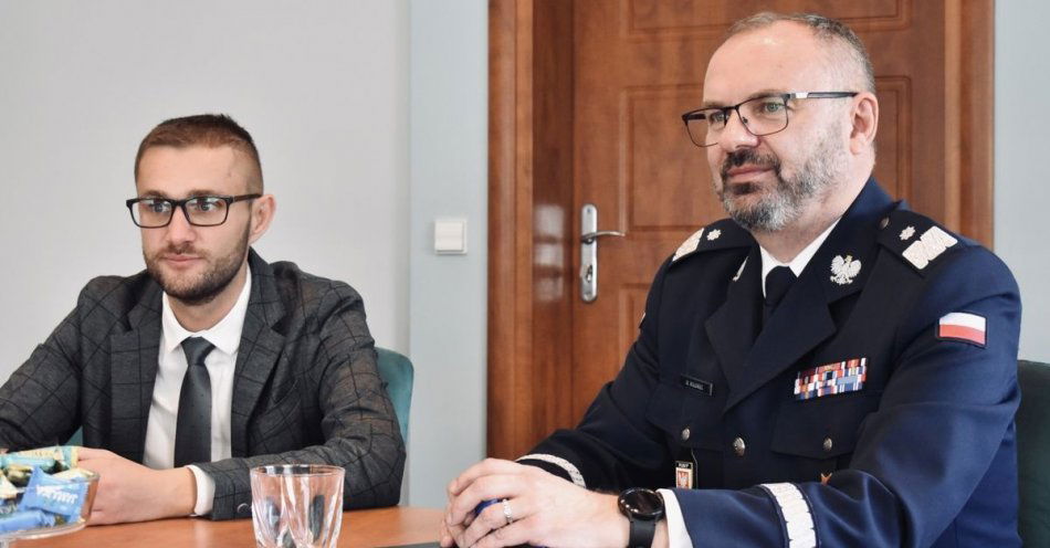 zdjęcie: Podpisanie aktu notarialnego na działkę pod budowę Posterunku Policji w Rybnie / fot. KPP w Sochaczewie