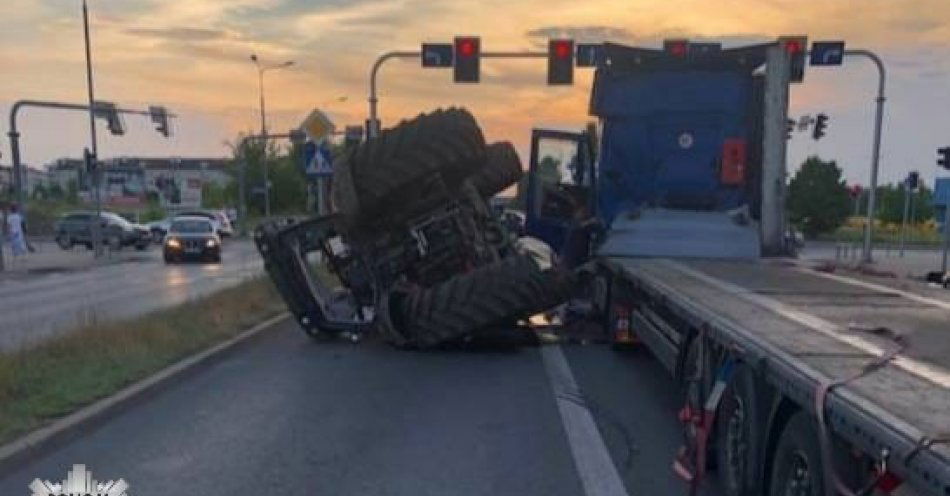 zdjęcie: Gwałtowne hamowanie przed skrzyżowaniem i kolizja / fot. KMP w Radomiu