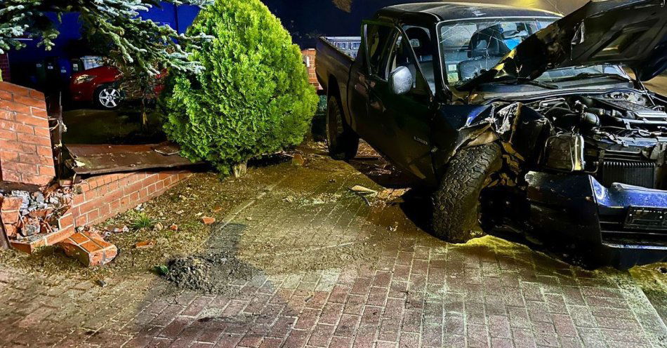 zdjęcie: Mitsubishi wypadło z drogi i uszkodziło ogrodzenia w Ostrzeszowie / fot. KPP Ostrzeszów