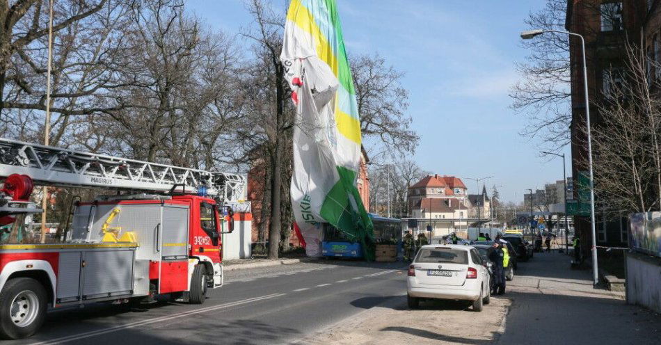 zdjęcie: Zielona Góra: wypadek balonu z ludźmi w koszu, zginęła 28-letnia kobieta / Zielona Góra, 09.03.2026. Miejsce wypadku balonu z trzema kobietami w koszu, 9 bm. w centrum Zielonej Góry. Jedna z nich z niego wypadła i poniosła śmierć. Dwie pozostałe nie odniosły poważnych obrażeń. (ad) PAP/Lech Muszyński
***Do tego materiału zdjęciowego dostępna jest również depesza w systemie CSI, pt.: Zielona Góra/ Wypadek balonu z ludźmi w koszu, zginęła 28-letnia kobieta***