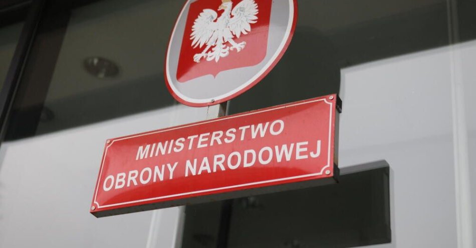 zdjęcie: MON: zatrzymano pracownika resortu obrony; przedstawiono mu zarzuty współpracy z obcym wywiadem / Warszawa, 08.12.2023. Uroczystość zatwierdzenia umowy dotyczącej pozyskania kolejnych 152 egzemplarzy samobieżnych armatohaubic KRAB, 8 bm. w siedzibie MON w Warszawie. (ls/ibor) PAP/Leszek Szymański