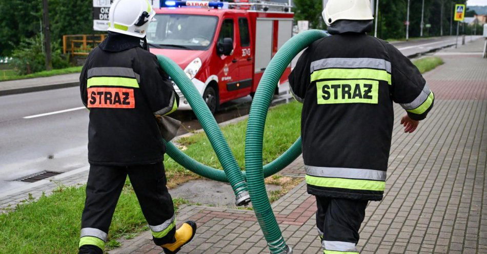 zdjęcie: Ponad 900 zgłoszeń związanych z usuwaniem skutków wiatru i podtopień / fot. PAP