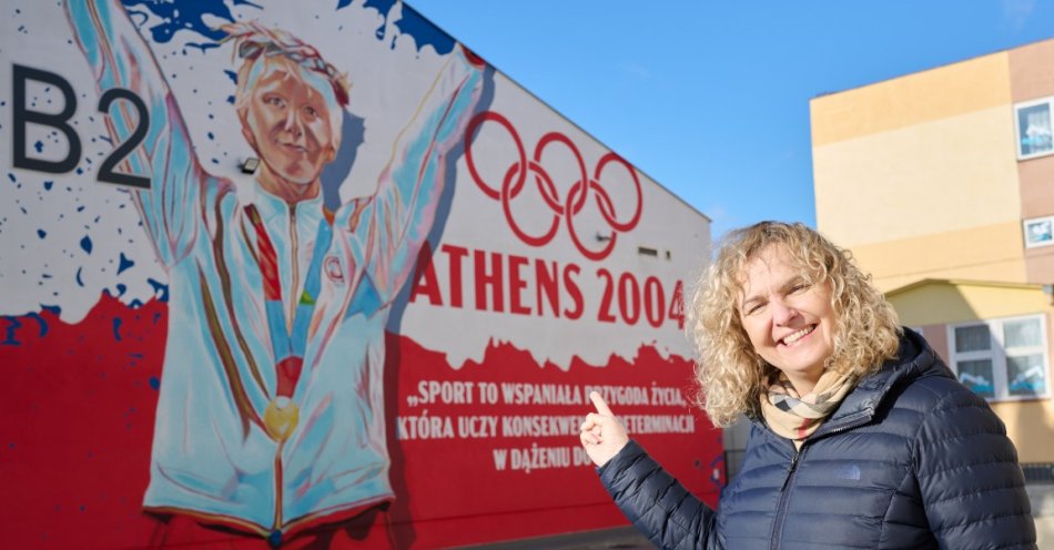 zdjęcie: Na ścianie mural z Otylią Jędrzejczak, a na pływalni sama mistrzyni! Niezwykła sobota dla młodych adeptów pływania w Chełmie / fot. Łukasz Szeląg