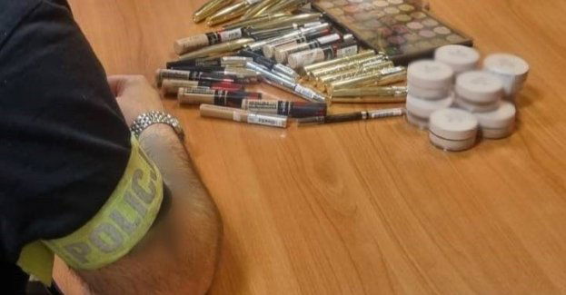 Kryminalni zatrzymali złodzieja, który okradał drogerię z damskich kosmetyków. Okazało się też, że był poszukiwany do odbycia kary pozbawienia wolnośc