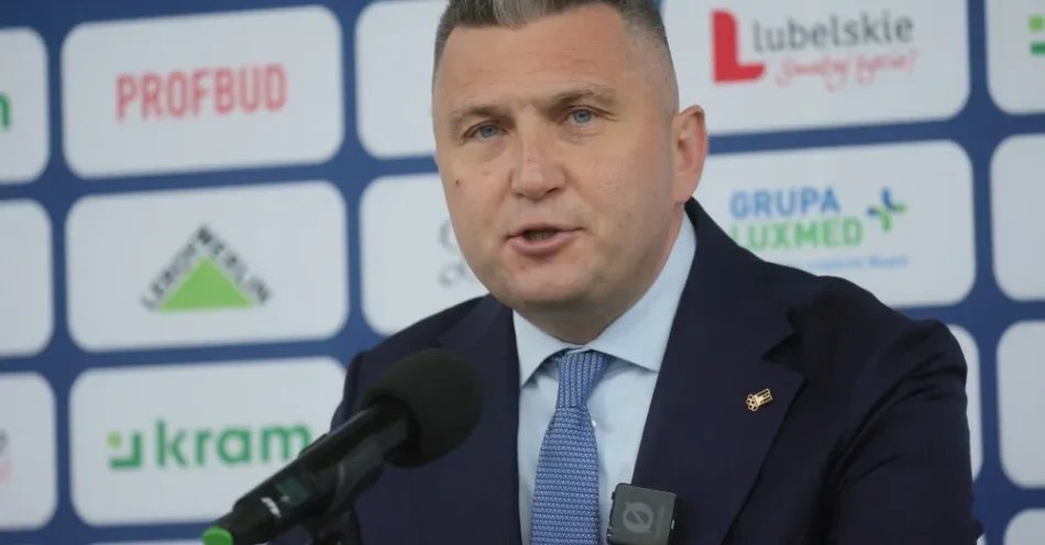 zdjęcie: Prezes PKOl ws. Zondacrypto: niczego nie otrzymałem od Przemysława Krala / Warszawa, 15.06.2026. Prezes PKOl Radosław Piesiewicz podczas briefingu prasowego w Centrum Olimpijskim PKOl w Warszawie, 15 bm. Tematem dzisiejszego spotkania prezesa Polskiego Komitetu Olimpijskiego z mediami była kwestia uregulowania należności wobec sportowców za igrzyska olimpijskie Mediolan - Cortina 2026. (js) PAP/Leszek Szymański