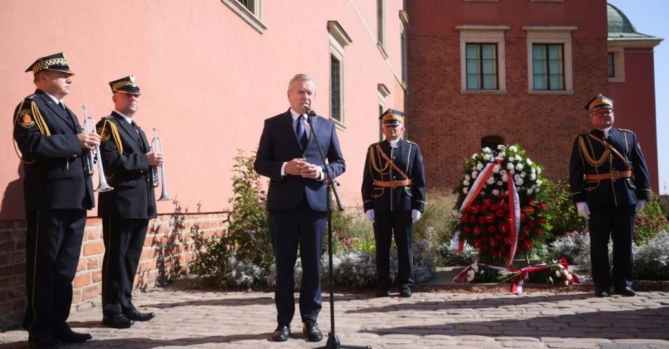 zdjęcie: Upamiętniono 84. rocznicę niemieckiego ostrzału Zamku Królewskiego w Warszawie / fot. PAP