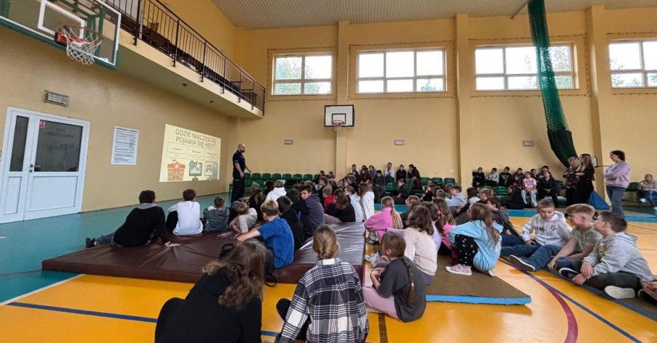 zdjęcie: Policjanci rozmawiają ze szkołami o hejcie i przemocy / fot. KPP w Bełchatowie