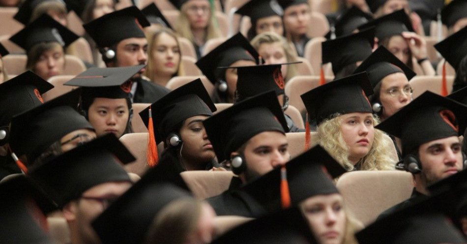 zdjęcie: W tym roku akademickim na I rok studiów przyjęto 450 tys. osób, z czego prawie 310 tys. do uczelni publicznych / Olsztyn, 03.10.2017. Studenci wydziałów Lekarskiego i Nauk o Zdrowiu podczas inauguracji roku akademickiego Collegium Medicum Uniwersytetu Warmińsko-Mazurskiego, 3 bm. (tw/nlat) PAP/Tomasz Waszczuk