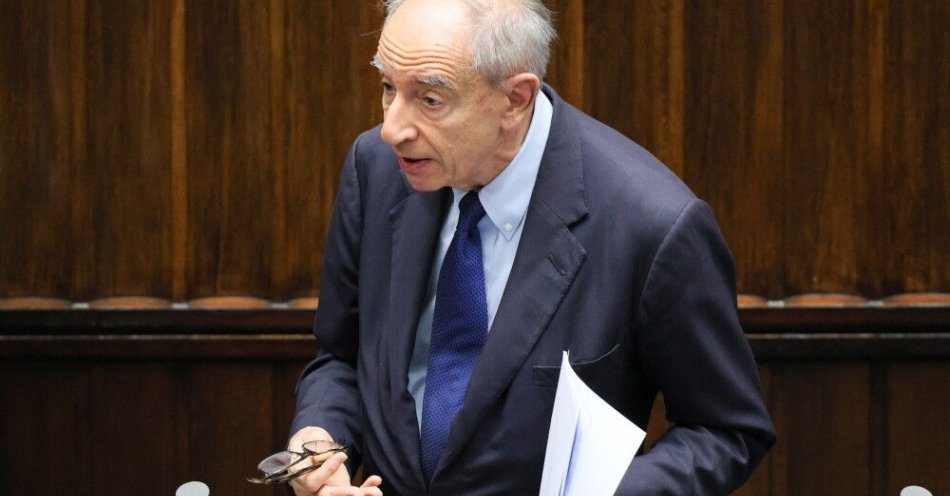 zdjęcie: Bartoszewski o wpisie Jad Waszem: oczywista nieprawda / Warszawa, 06.11.2025. Wiceminister spraw zagranicznych Władysław Teofil Bartoszewski na sali plenarnej Sejmu w trakcie posiedzenia niższej izby parlamentu, 6 bm. Sejm m.in. ma zapoznać się ze sprawozdaniem komisji regulaminowej ws. wniosku prokuratury o wyrażenie zgody na pociągnięcie do odpowiedzialności karnej oraz zatrzymanie i tymczasowe aresztowanie posła, byłego ministra sprawiedliwości Zbigniewa Ziobry. (amb) PAP/Paweł Supernak