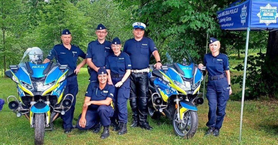 zdjęcie: Policjanci na Powiatowym Dniu Bezpieczeństwa oraz na festynie pod hasłem „Zostaw auto wskocz na rower” / fot. KMP w Jeleniej Górze