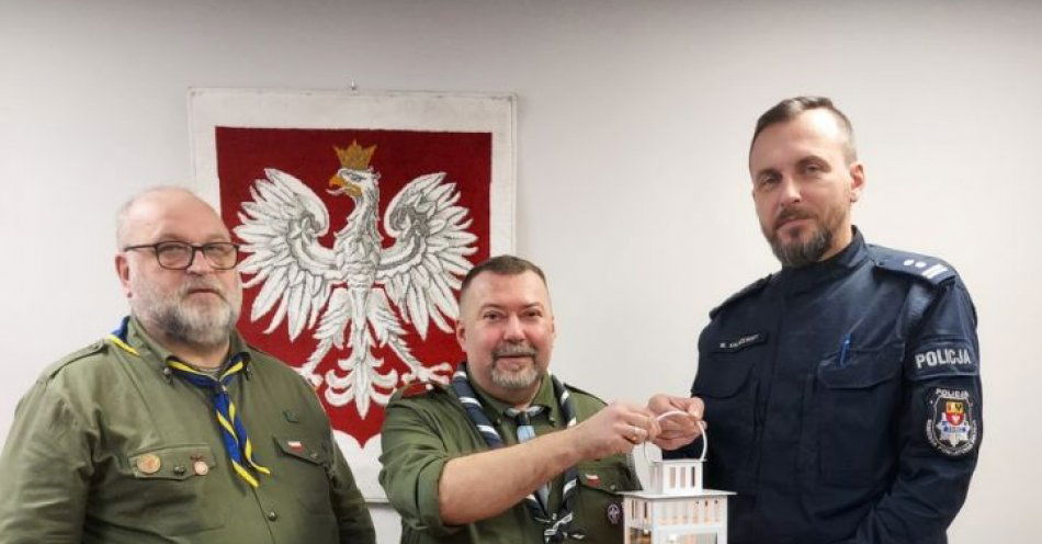 zdjęcie: Harcerze z Betlejemskim Światłem Pokoju u zgierskich policjantów / fot. KPP w Zgierzu