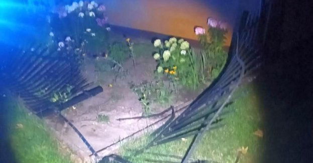 BMW uszkodziło płot, po czym uderzyło w drzewo