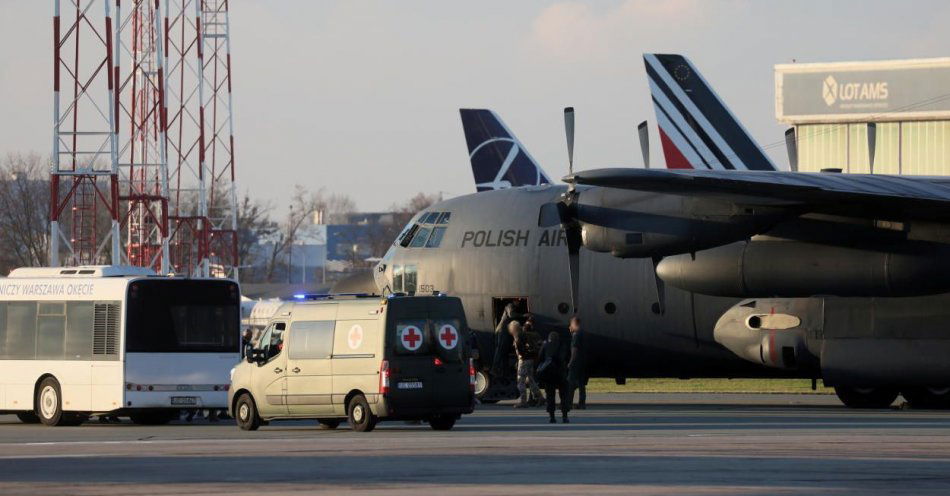 zdjęcie: Samoloty z ewakuowanymi ze Strefy Gazy obywatelami Polski wylądowały w Warszawie / fot. PAP