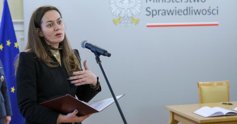 zdjęcie: Wiceszefowa MS: doszło do ślubowania sędziów TK w innej formie, zgodnej z prawem / Warsaw, March 19, 2026. Deputy Minister of Justice Maria Ejchart attended the Ministry of Justice's headquarters in Warsaw on March 19 in a ceremony signing the Charter of the Rights of Children of Parents Deprived of Liberty. This is a document that obliges, among other things, prisons to create child-friendly spaces and to enable them to contact their imprisoned parents. (rg/dw) PAP/Rafał Guz