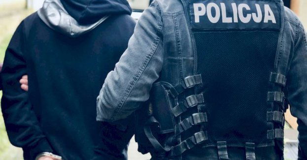 Ukradł plecak z otwartego samochodu, tego samego dnia zatrzymali go policjanci