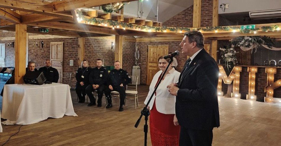 zdjęcie: Policja z Proszowic uczy seniorki jak nie dać się oszustom / fot. KMP w Proszowicach