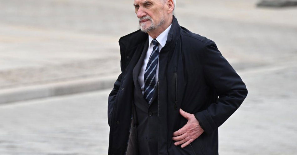 zdjęcie: Macierewicz powinien odpowiedzieć za działania podkomisji smoleńskiej / fot. PAP