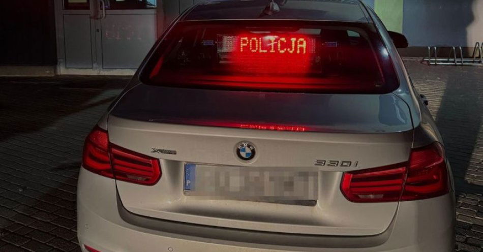 zdjęcie: Reakcja policjantów i partnera kobiety zapobiegła przekazaniu kolejnych pieniędzy oszustom. / fot. KMP w Gdańsku